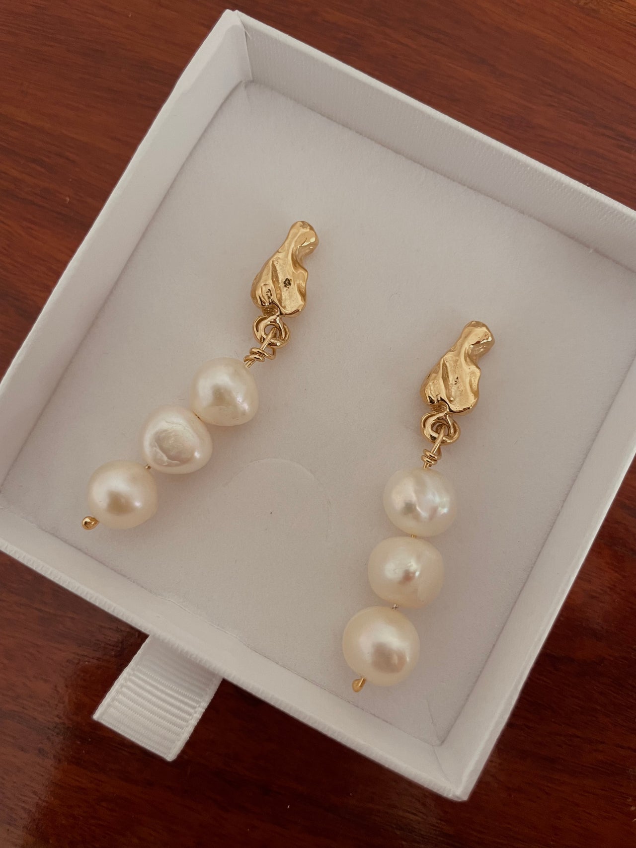 Classic Pearl Earrings 02
